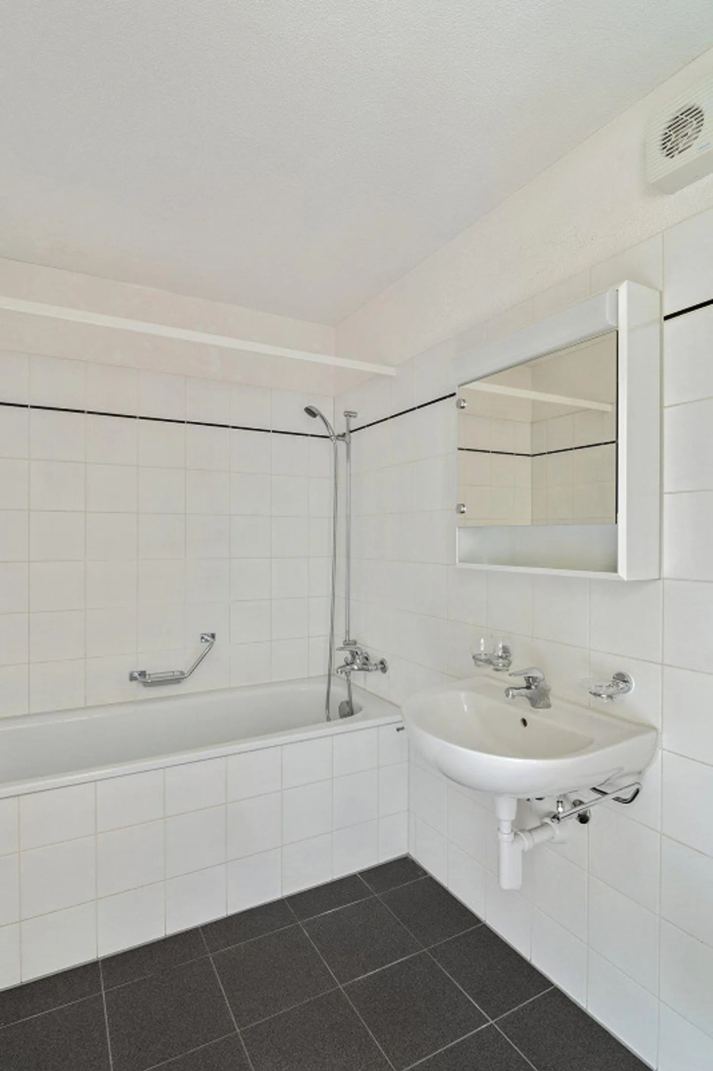 Spacious Apartment with Terrace - Photo 7 of 7