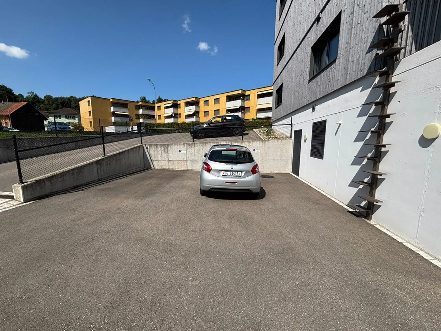 Parking extérieur à louer (sans E-Mobilité) - Photo 2 sur 4