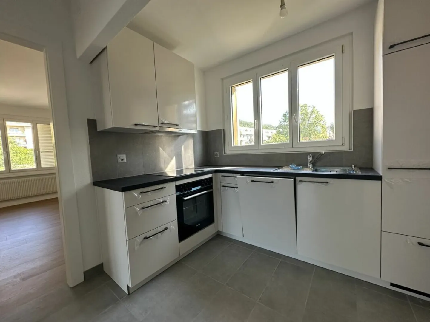 Bellissimo appartamento ristrutturato con 3 stanze e balcone - Foto 3 di 8