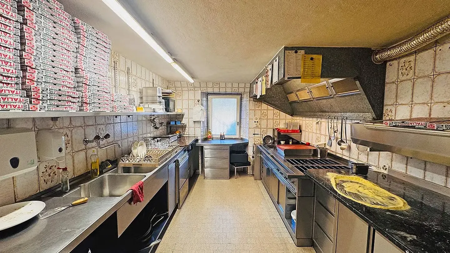 Casa plurifamiliare con attività di ristorazione e casa unifamiliare - Foto 4 di 19