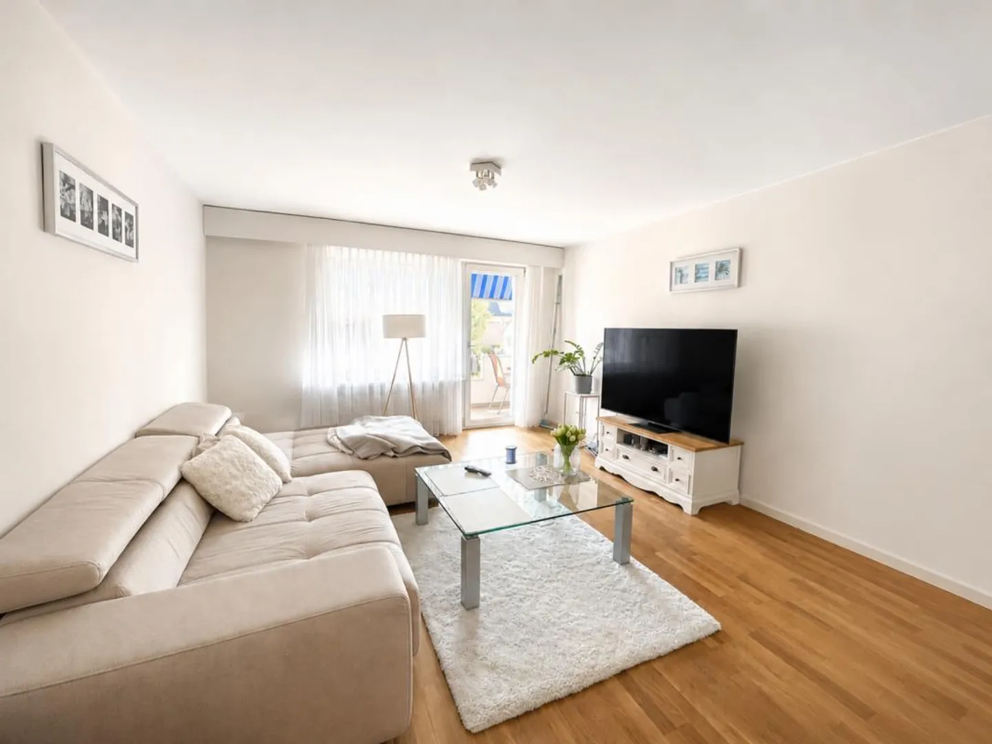 Condominio con Balcone e Vista Panoramica a Pratteln - Foto 1 di 9