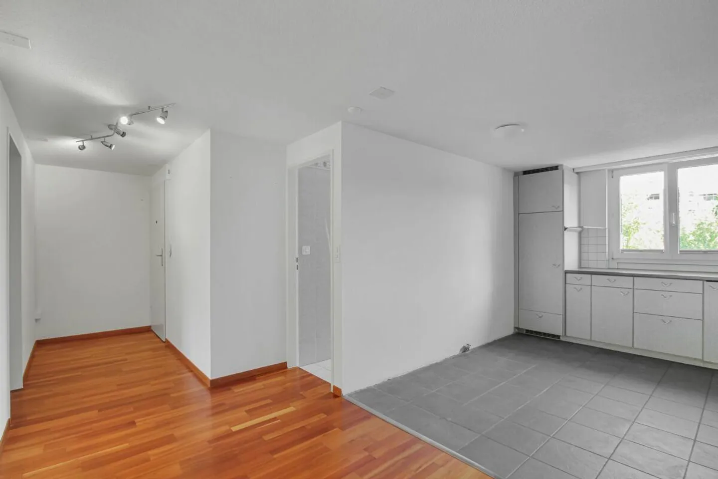 Condominio con Balcone e Vista Panoramica a Pratteln - Foto 4 di 9