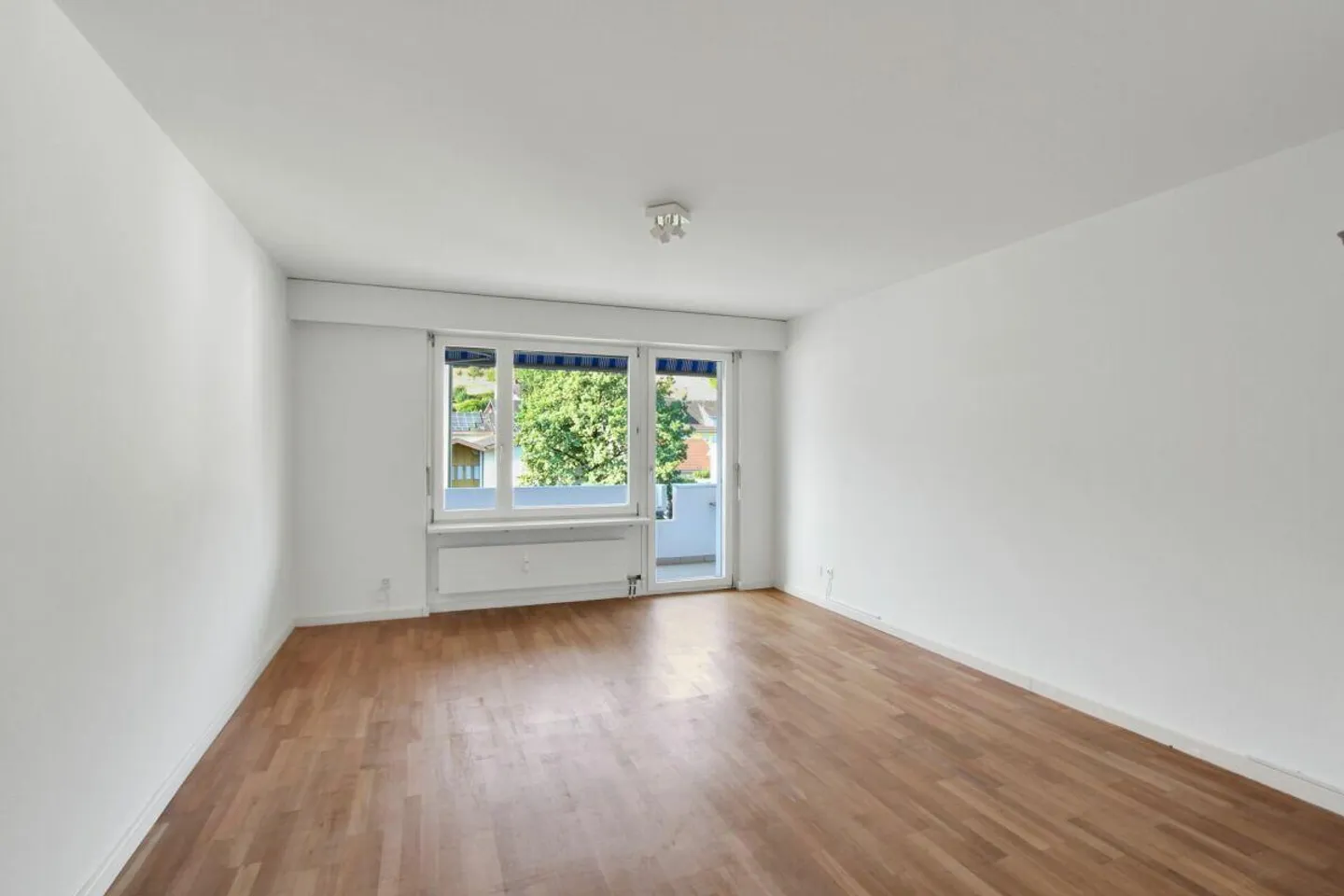 Condominio con Balcone e Vista Panoramica a Pratteln - Foto 2 di 9