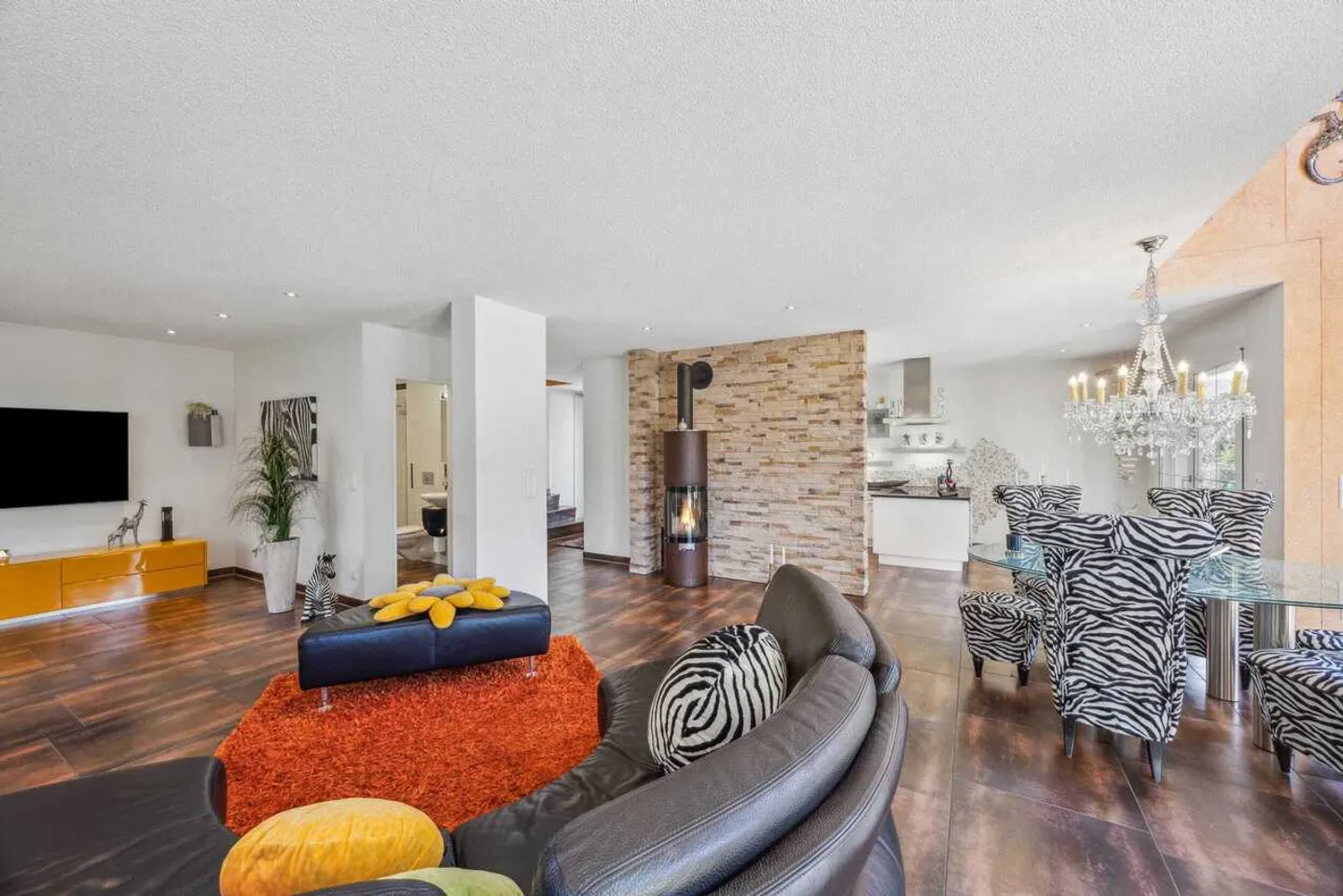 Elegante casa unifamiliare in un quartiere tranquillo - Vivere con comfort e carattere a Suhr - Foto 6 di 13