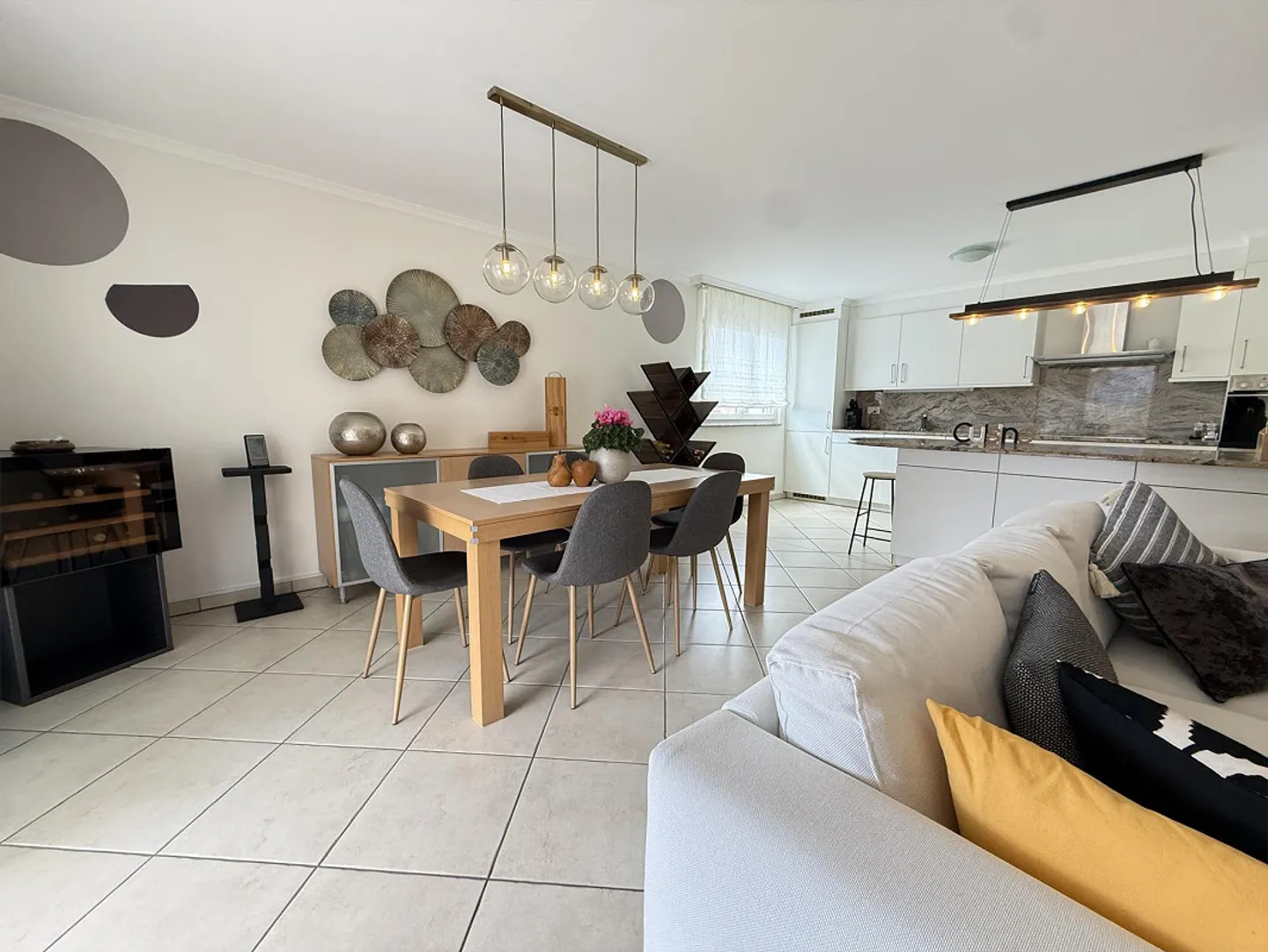Bright and modern 4.5-room apartment on the sixth floor - Photo 2 of 9