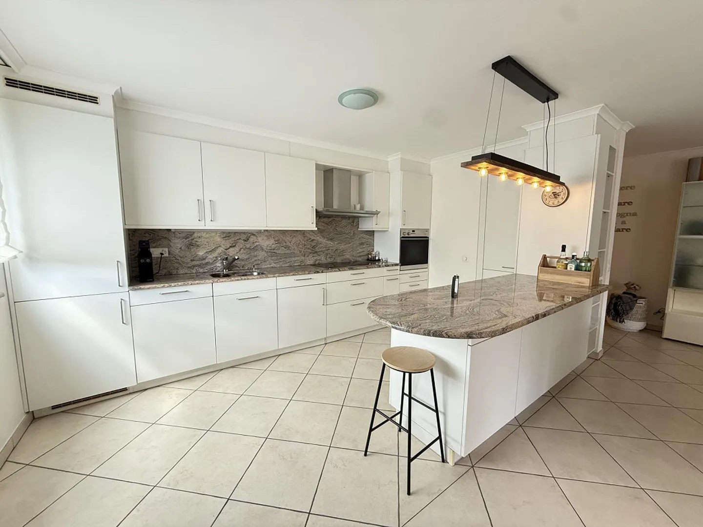 Bright and modern 4.5-room apartment on the sixth floor - Photo 3 of 9