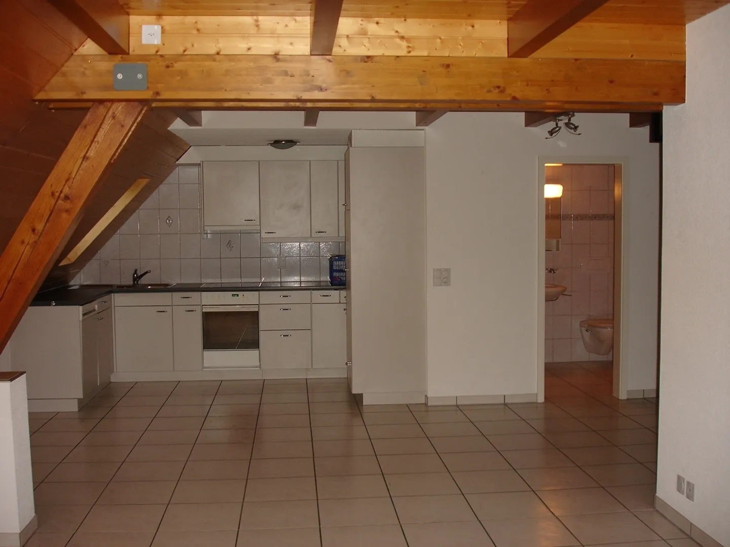 Charmante 4.5-Zimmer-Dachwohnung mit Kellerraum, Kerzers - Foto 2 von 6