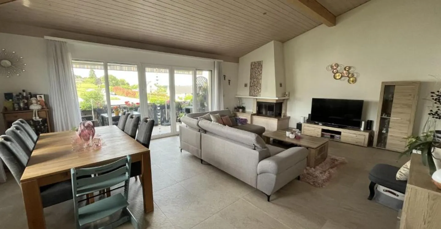 MAGNIFIKANTE DACHGESCHOSSWOHNUNG, SEHR GERÄUMIG UND MODERN - Foto 2 von 13