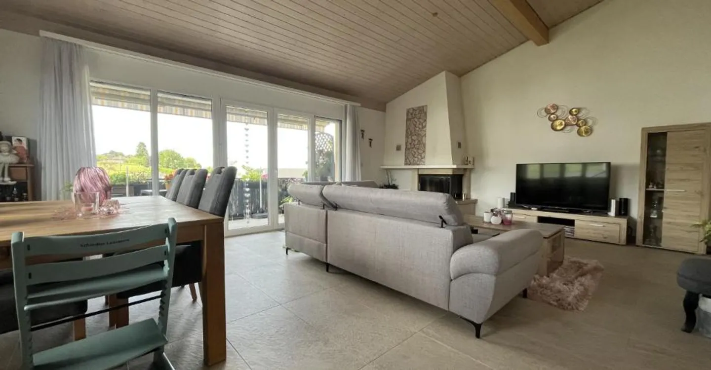 MAGNIFIKANTE DACHGESCHOSSWOHNUNG, SEHR GERÄUMIG UND MODERN - Foto 5 von 13