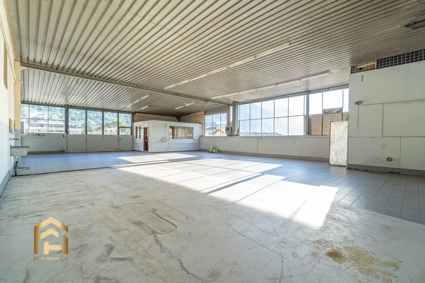 Commercial Hall with Office and Outdoor Area for Rent in Raron - Photo 4 of 13