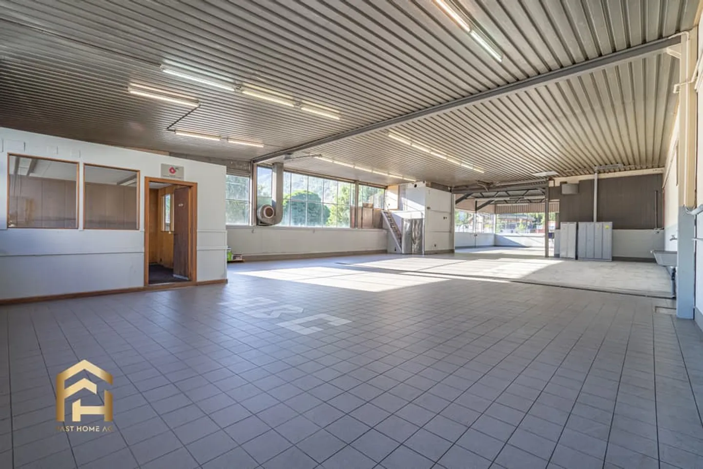 Commercial Hall with Office and Outdoor Area for Rent in Raron - Photo 5 of 13