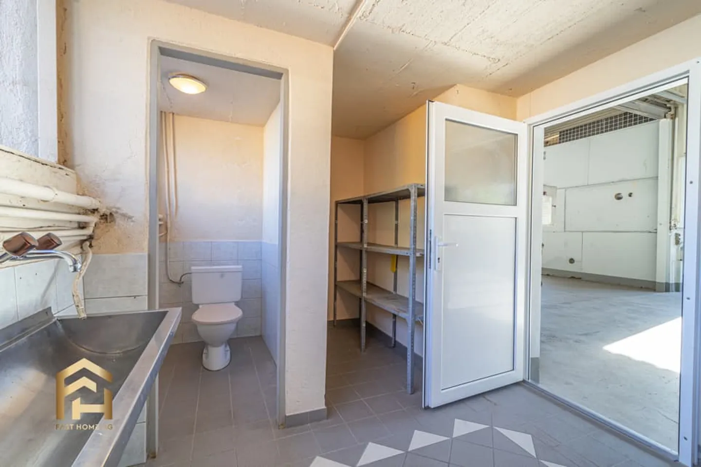 Commercial Hall with Office and Outdoor Area for Rent in Raron - Photo 7 of 13