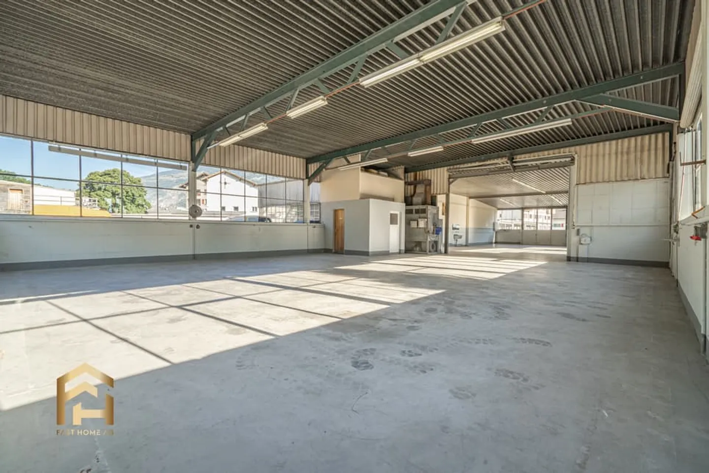 Commercial Hall with Office and Outdoor Area for Rent in Raron - Photo 2 of 13