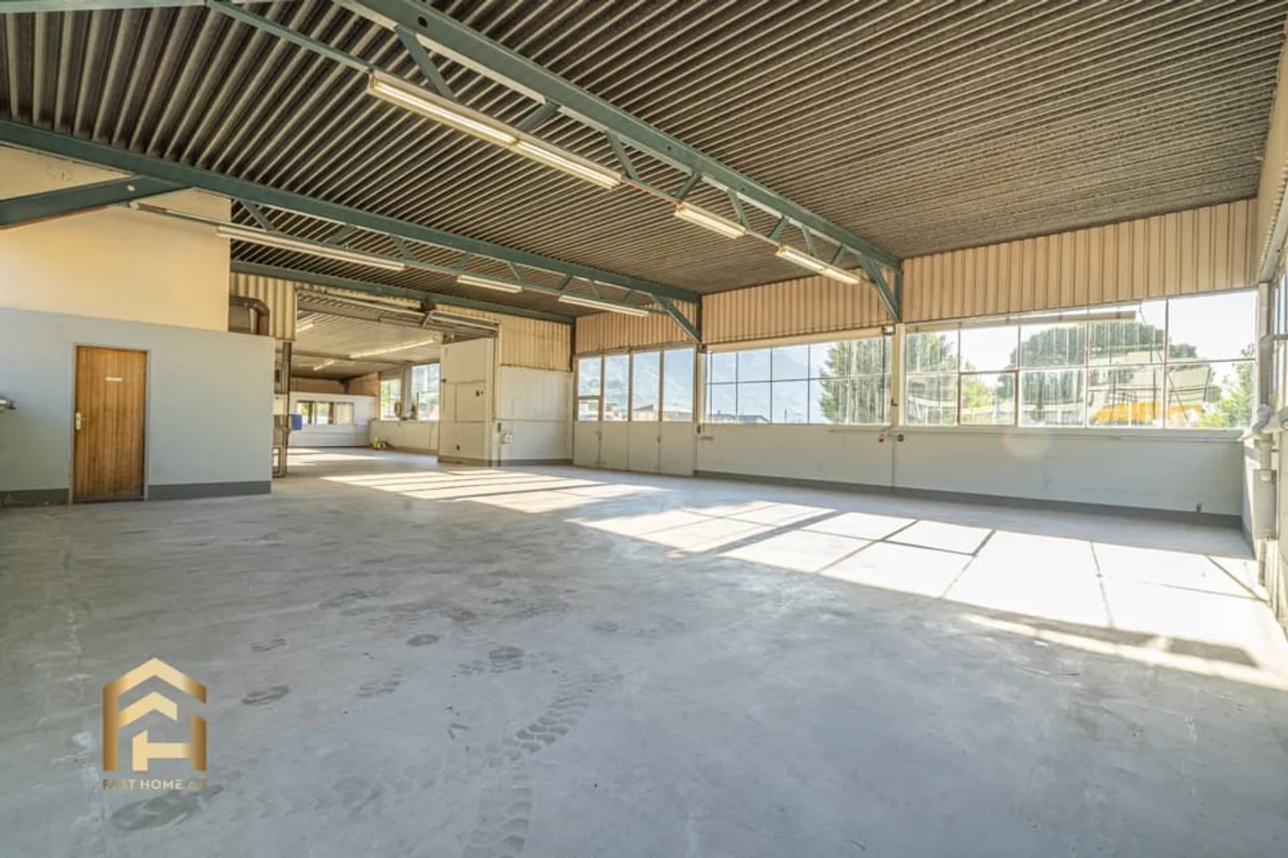 Commercial Hall with Office and Outdoor Area for Rent in Raron - Photo 3 of 13