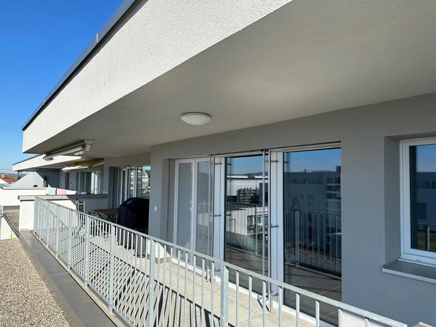 Sonnige Attikawohnung mit grosser Terrasse - Foto 2 von 10