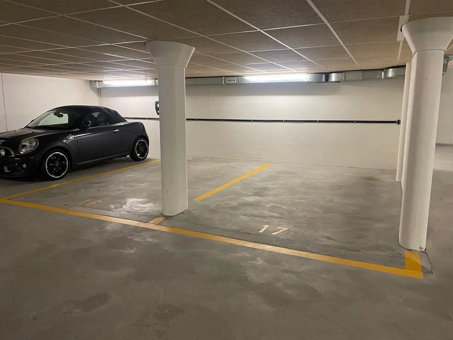 Pratique et central : place de parking souterrain près de la gare - Photo 2 sur 3