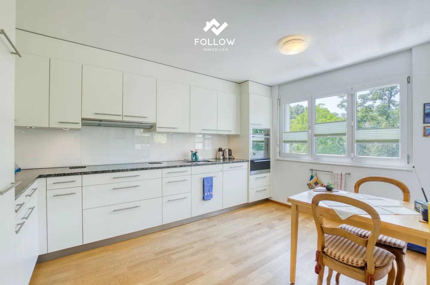 L'idylle rencontre l'élégance : Appartement spacieux de 4,5 pièces dans un bel emplacement verdoyant - Photo 5 sur 19