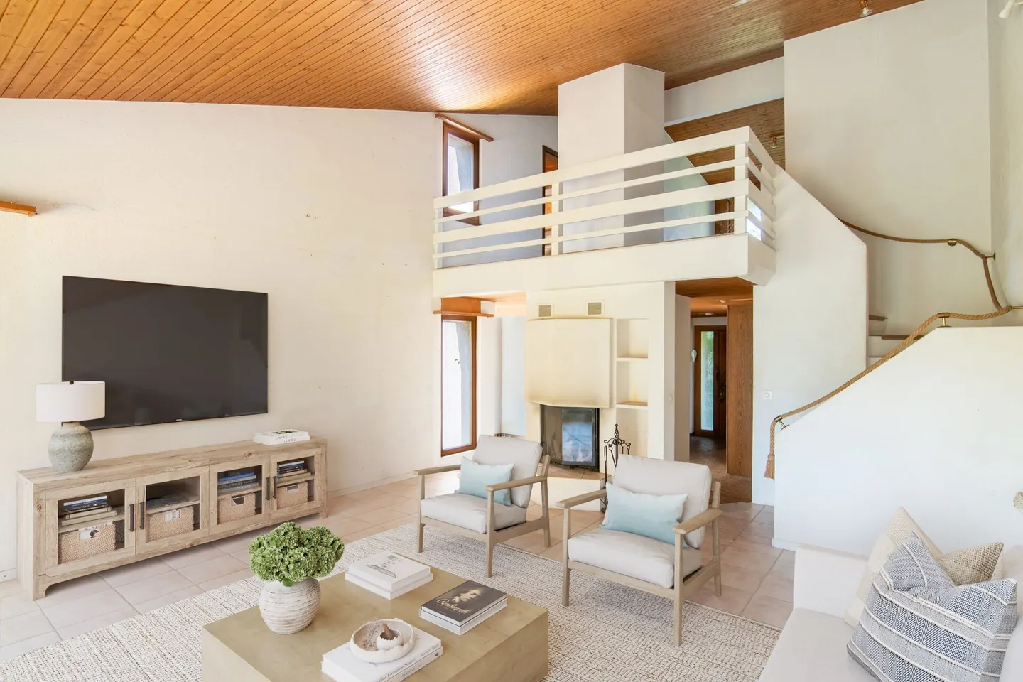 Bien à rénover avec un grand potentiel de nouvelle construction ou de transformation : maison individuelle de 5,5 pièces à seulement 10 minutes à pied du lac de Bienne ! - Photo 4 sur 13