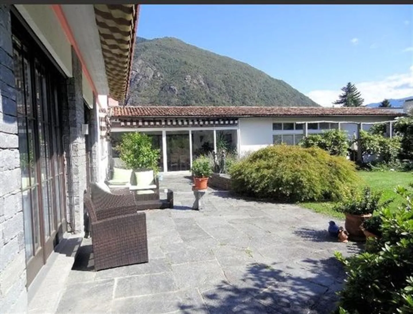 «Splendida villa con grande giardino e piscina coperta / Wunderschöne Villa mit grossem Garten und Hallenbad» - Foto 5 di 12