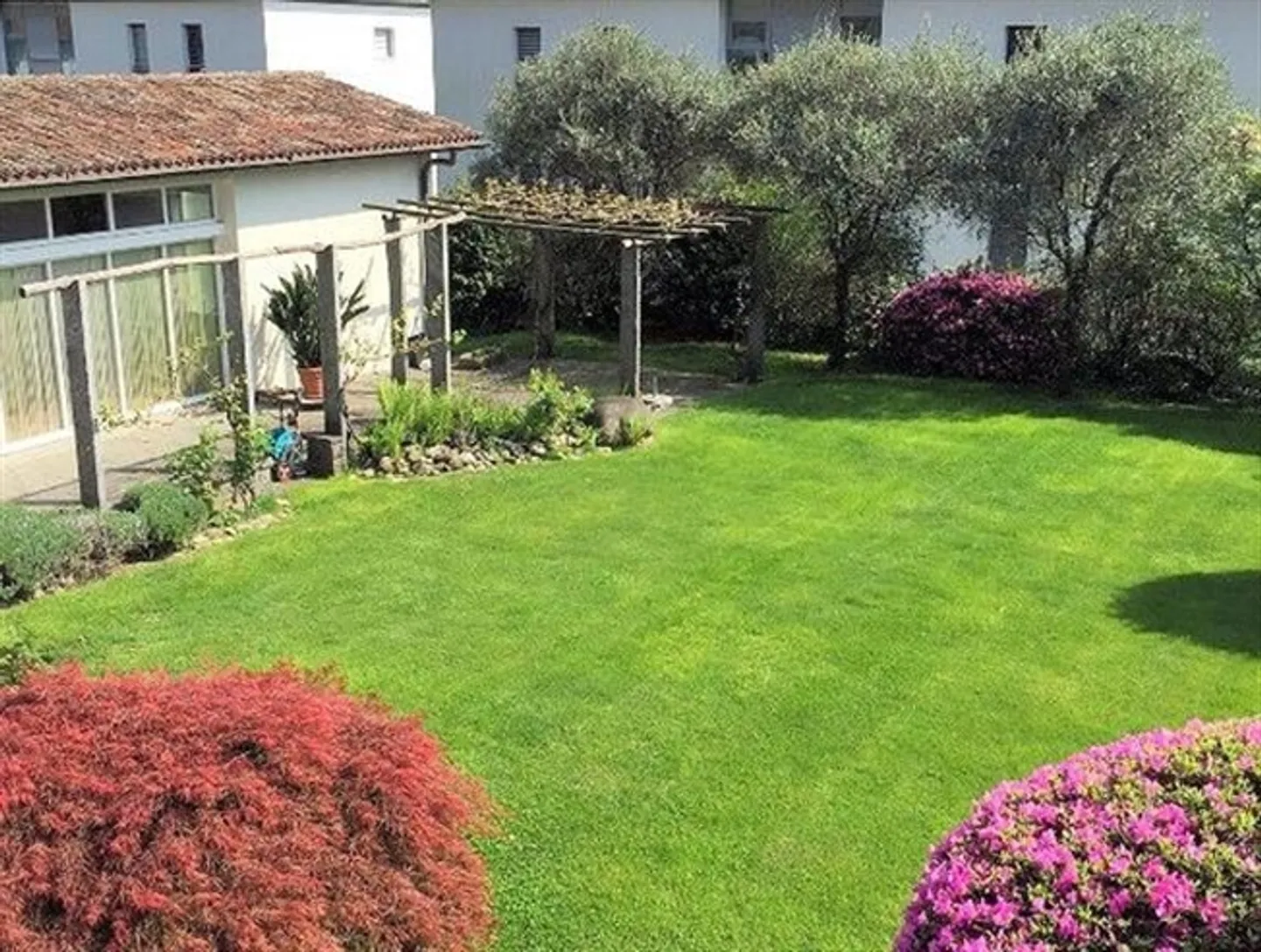 «Splendida villa con grande giardino e piscina coperta / Wunderschöne Villa mit grossem Garten und Hallenbad» - Foto 6 di 12