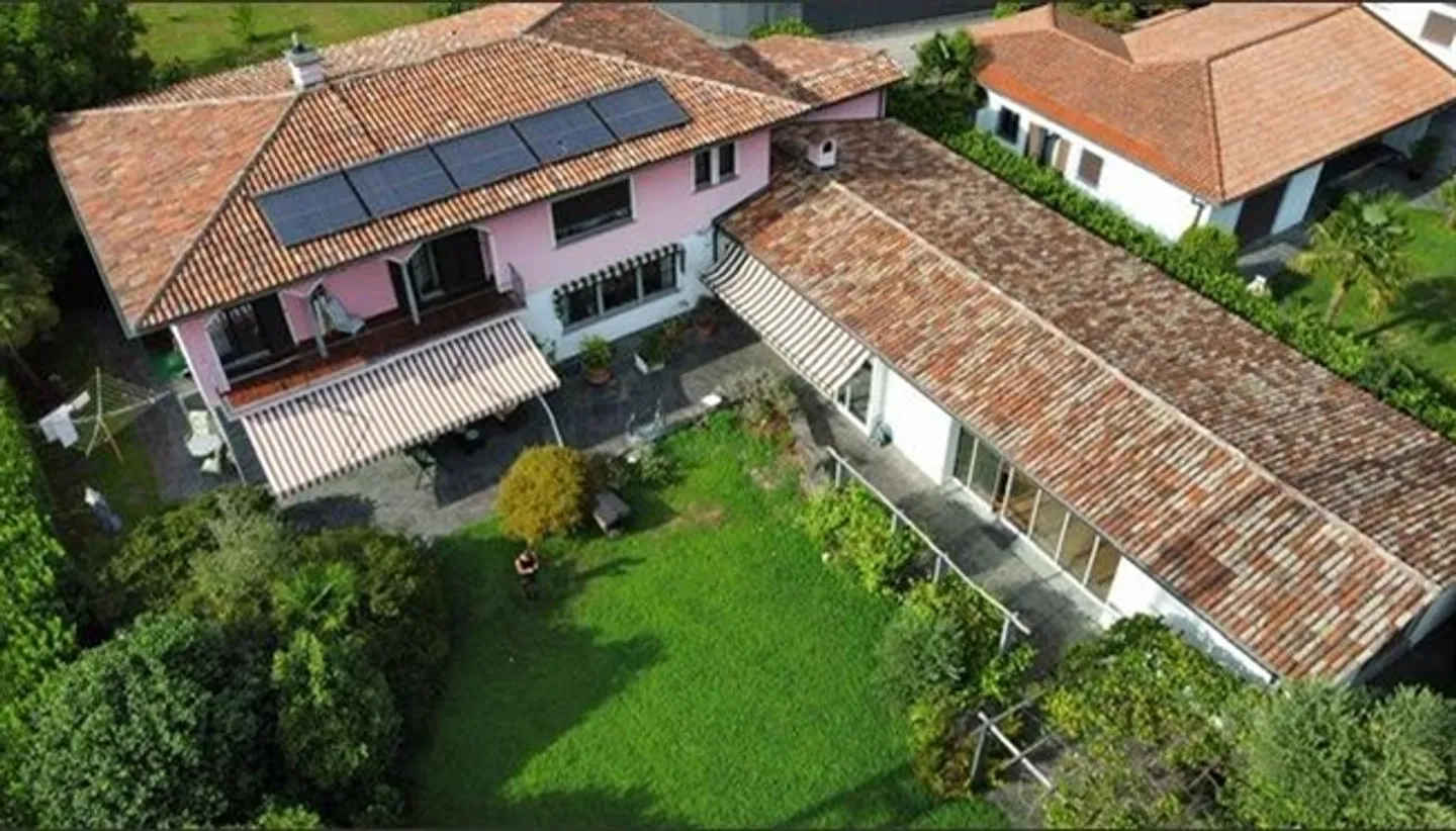 «Splendida villa con grande giardino e piscina coperta / Wunderschöne Villa mit grossem Garten und Hallenbad» - Foto 1 di 12