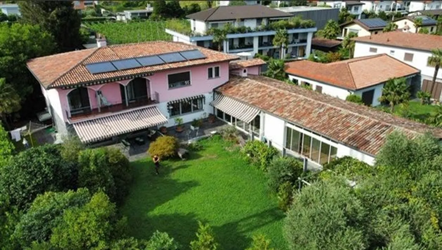 «Splendida villa con grande giardino e piscina coperta / Wunderschöne Villa mit grossem Garten und Hallenbad» - Foto 2 di 12
