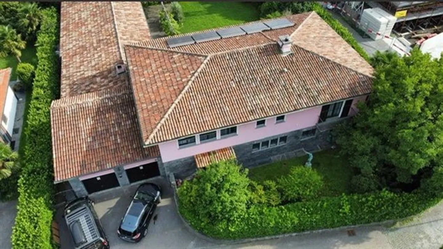 «Splendida villa con grande giardino e piscina coperta / Wunderschöne Villa mit grossem Garten und Hallenbad» - Foto 3 di 12