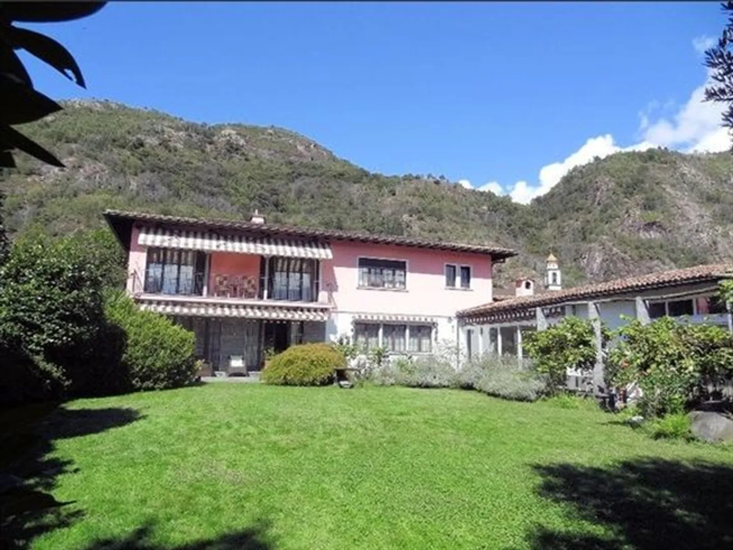 «Splendida villa con grande giardino e piscina coperta / Wunderschöne Villa mit grossem Garten und Hallenbad» - Foto 4 di 12