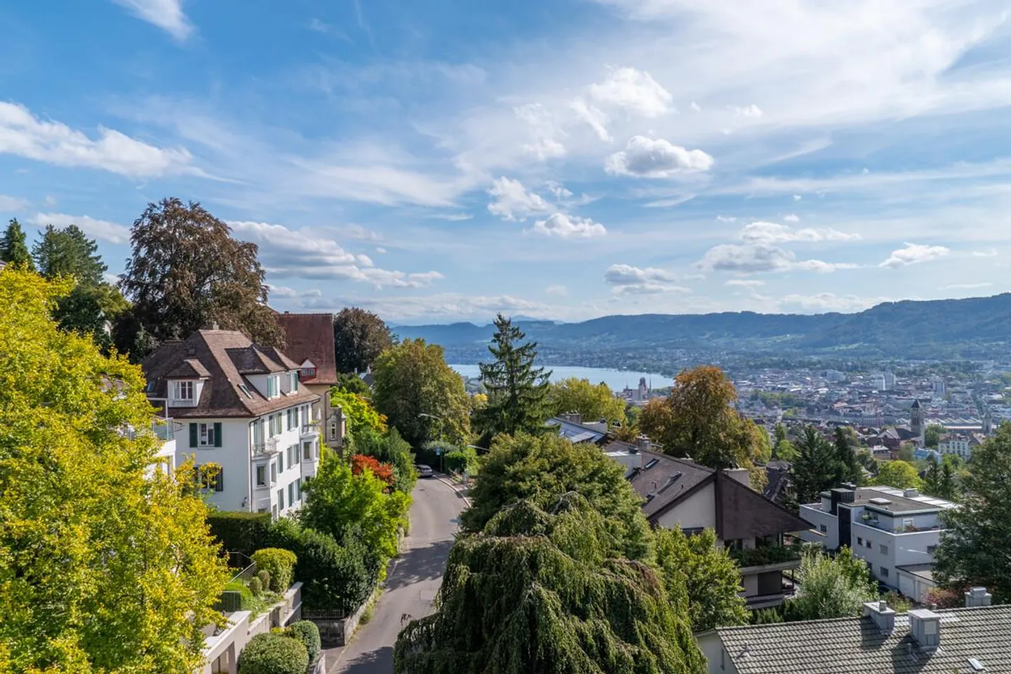 Zürich District 6: Maisonette Apartment with Rooftop Terrace and Panoramic View - Photo 4 of 5