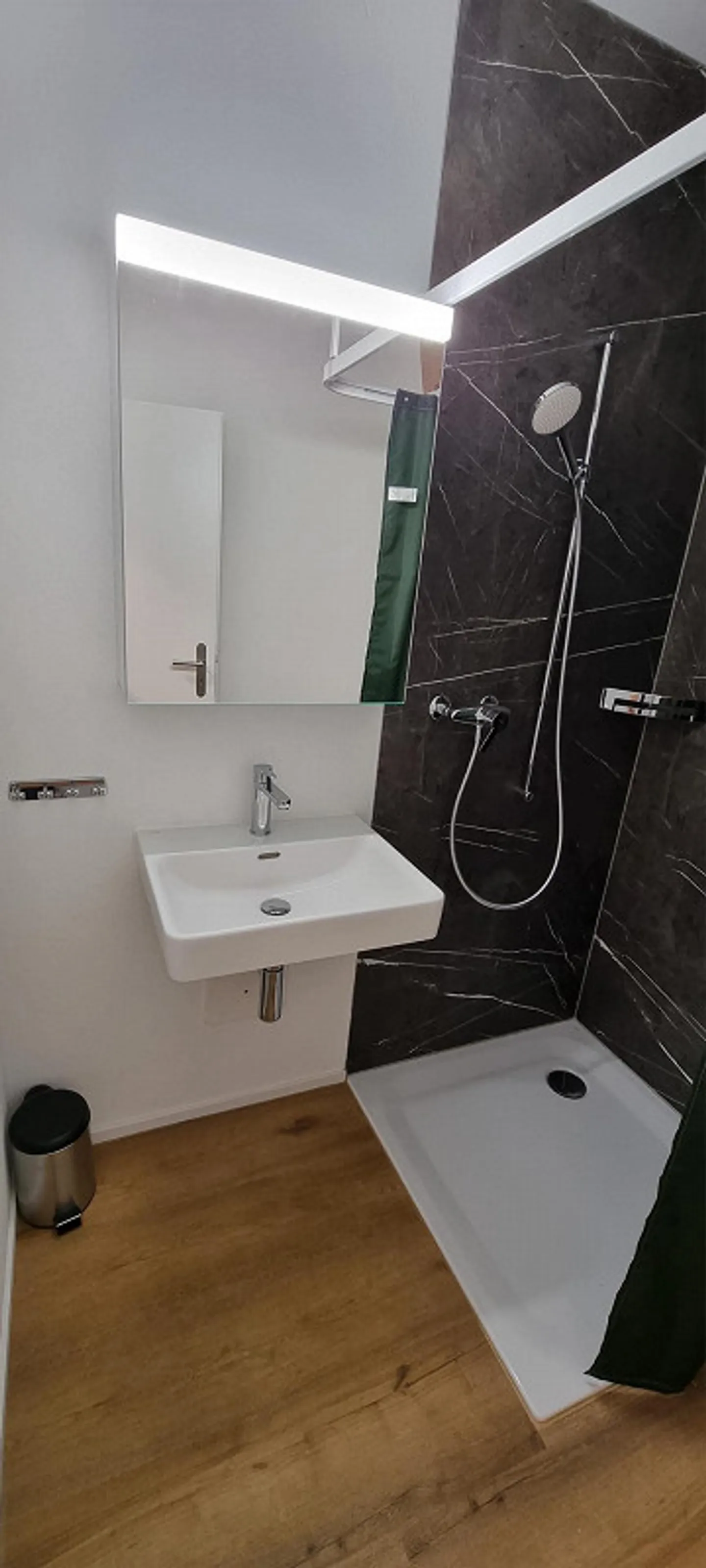 Nouveau bâtiment - chambre meublée avec douche/WC privée + balcon - comme à l'hôtel - Photo 7 sur 15