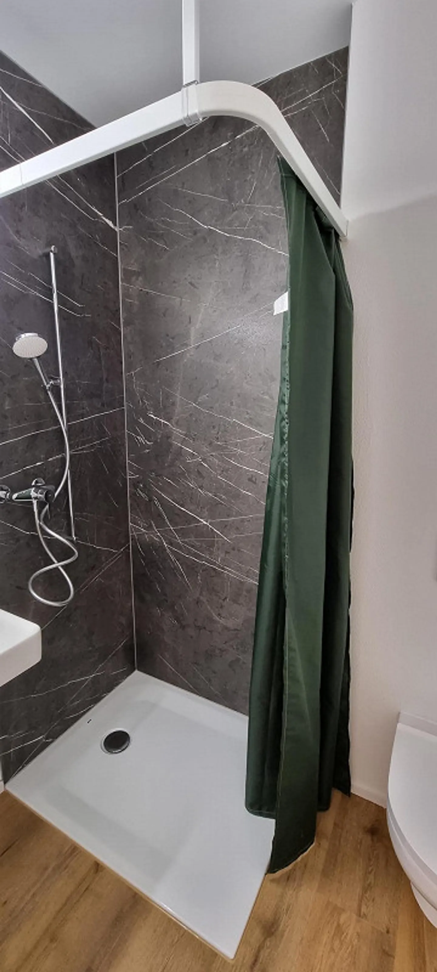 Nouveau bâtiment - chambre meublée avec douche/WC privée + balcon - comme à l'hôtel - Photo 9 sur 15