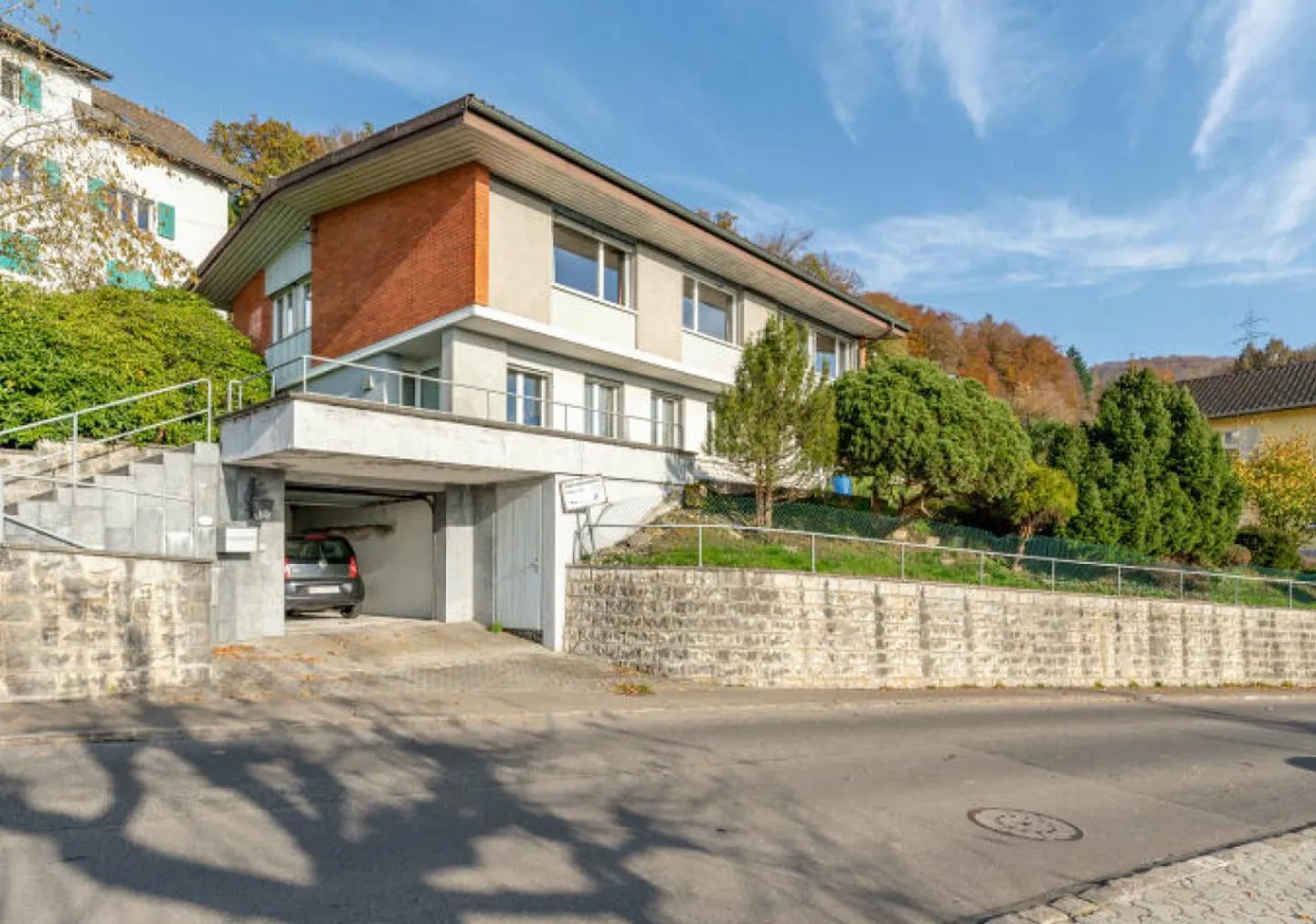 Saniertes Haus mit Atelier - Foto 1 von 2