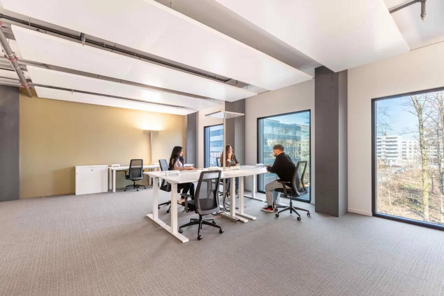 Lavora, organizza riunioni e promuovi la collaborazione in spazi per uffici presso Spaces R2 Tower - Foto 1 di 8