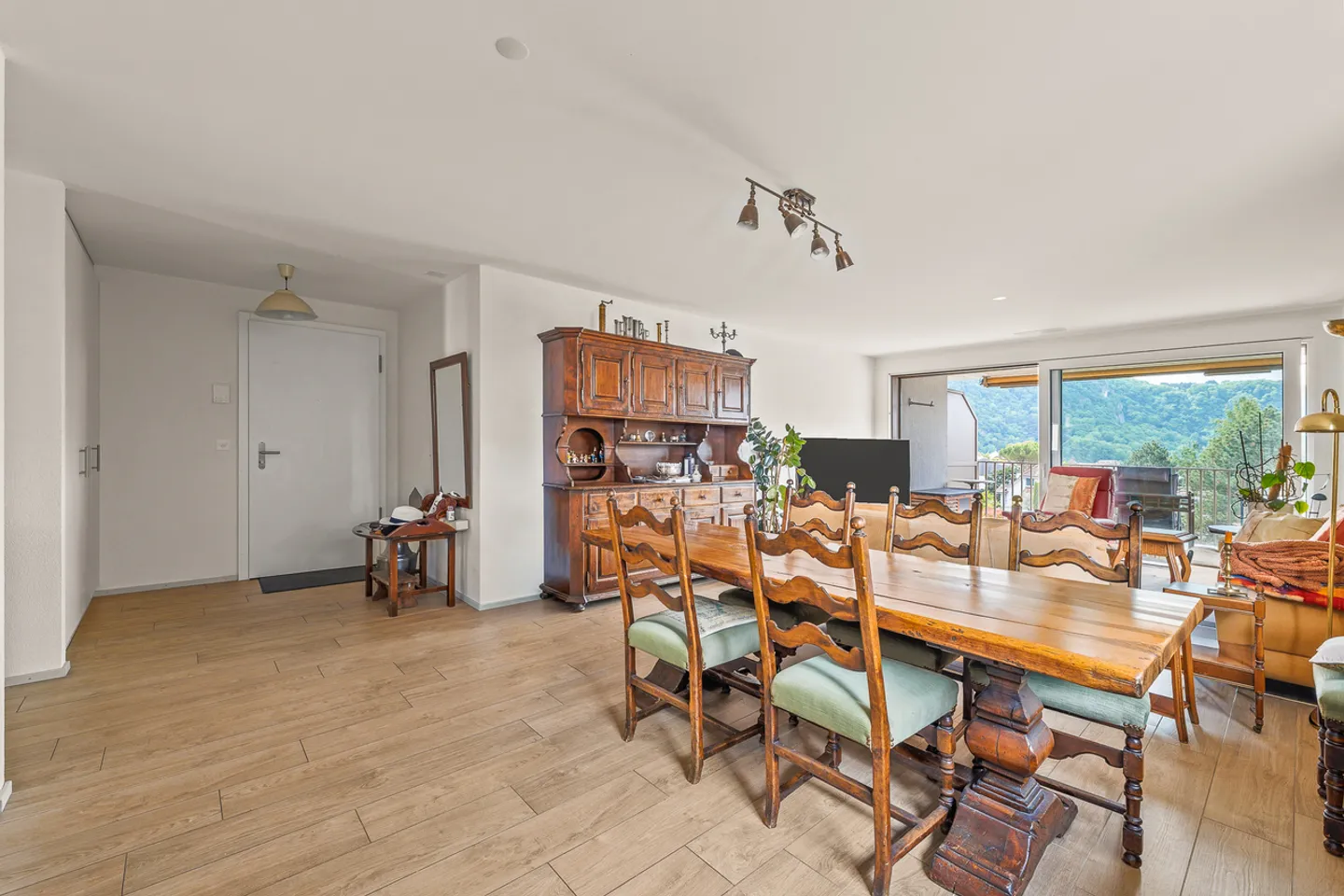 Elegante 3-Zimmer-Wohnung mit Balkon und freiem Blick im Herzen von Aigle - verfügbar ab 1. Juni 2026 - Foto 1 von 10