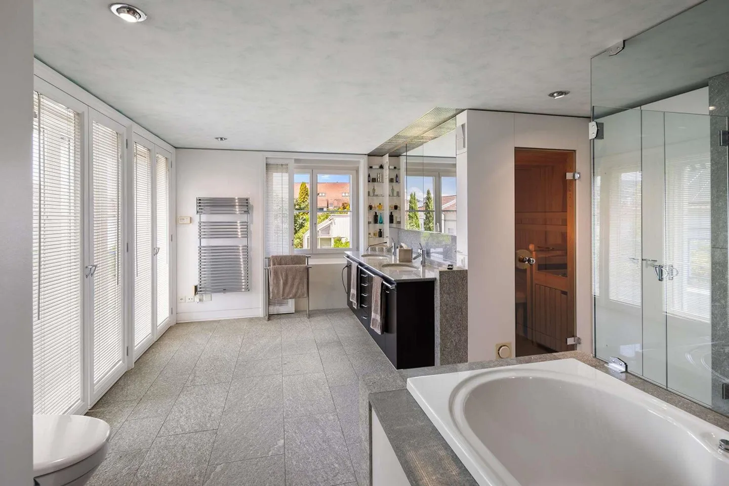 Maisonette exclusive de 5,5 pièces avec espace bien-être privé - Photo 10 sur 14
