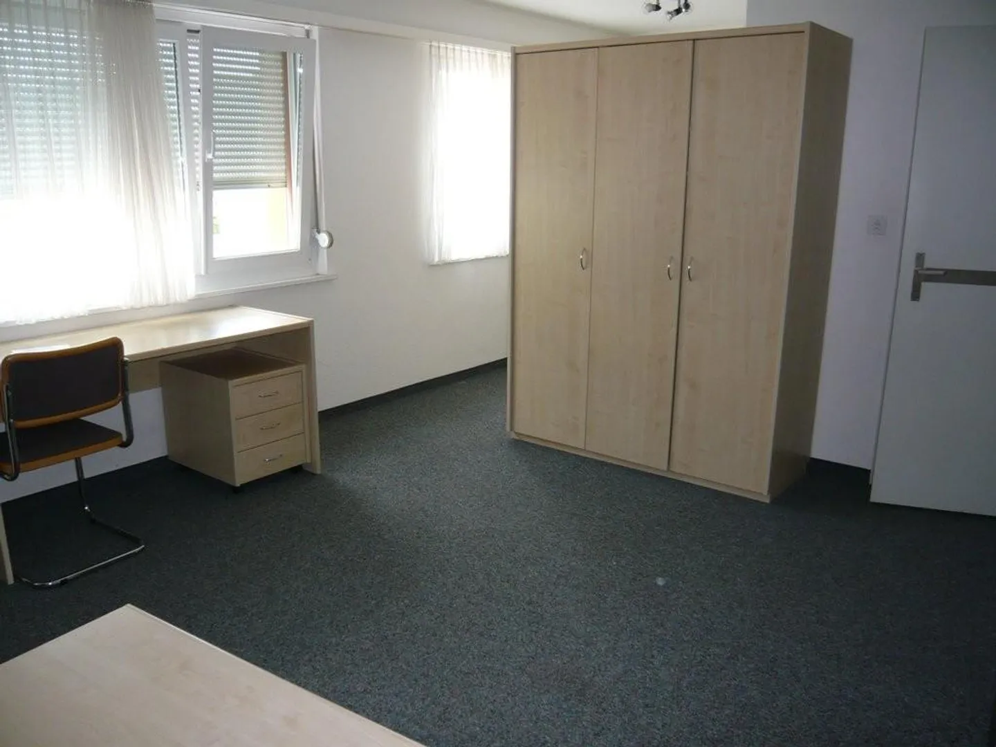 RENT WITHOUT DEPOSIT - Furnished Room Near Airport, FOR WOMEN ONLY - Photo 3 of 4