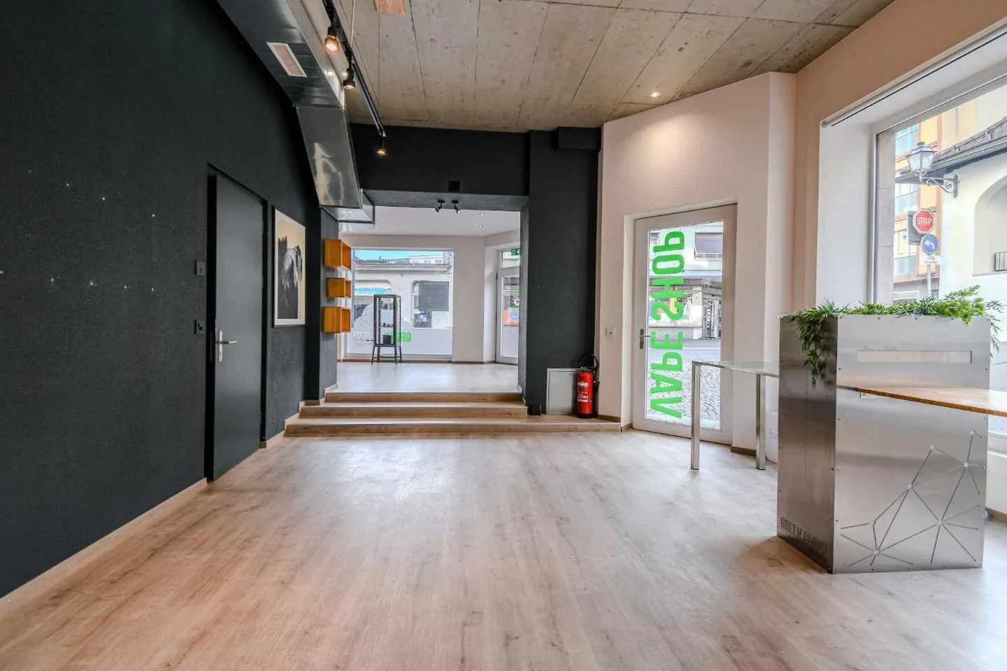 Espace Commercial Spacieux - Photo 3 sur 9