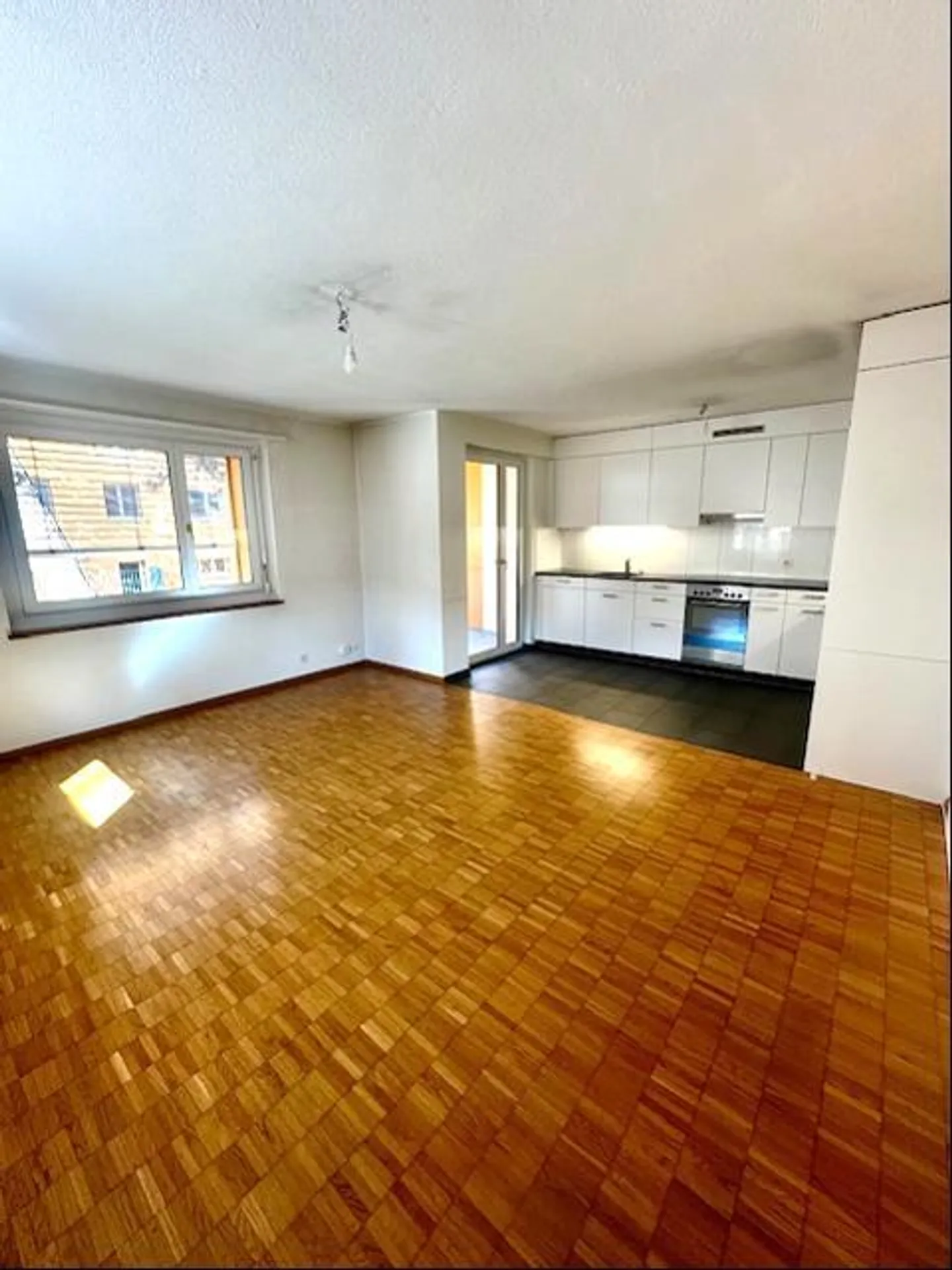 Ampio appartamento di 3 stanze a Binningen - Foto 4 di 7