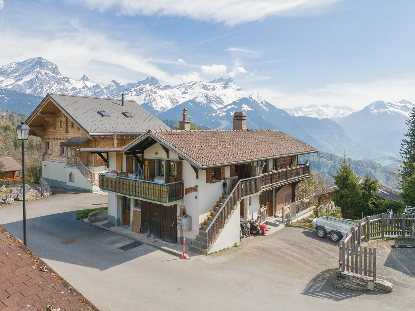 Ertragschalet - 3 unabhängige Wohnungen teilweise zu renovieren mit Panoramablick & starkem Vermietungspotenzial - Foto 1 von 25