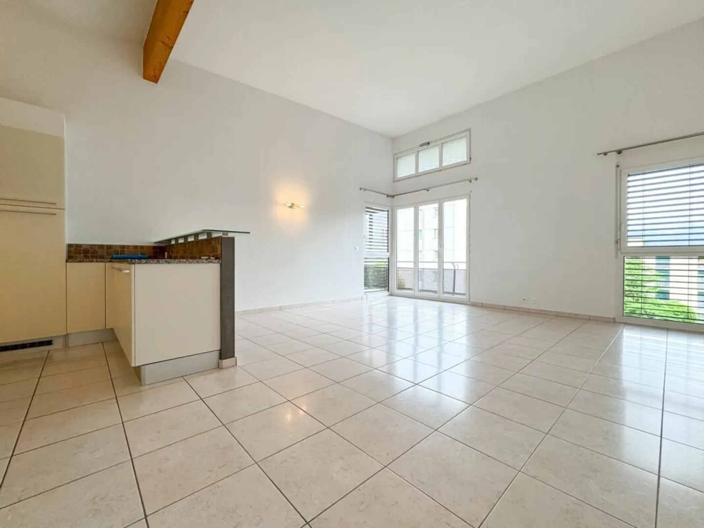 Attico con 3,5 stanze e balcone sud - Foto 3 di 15