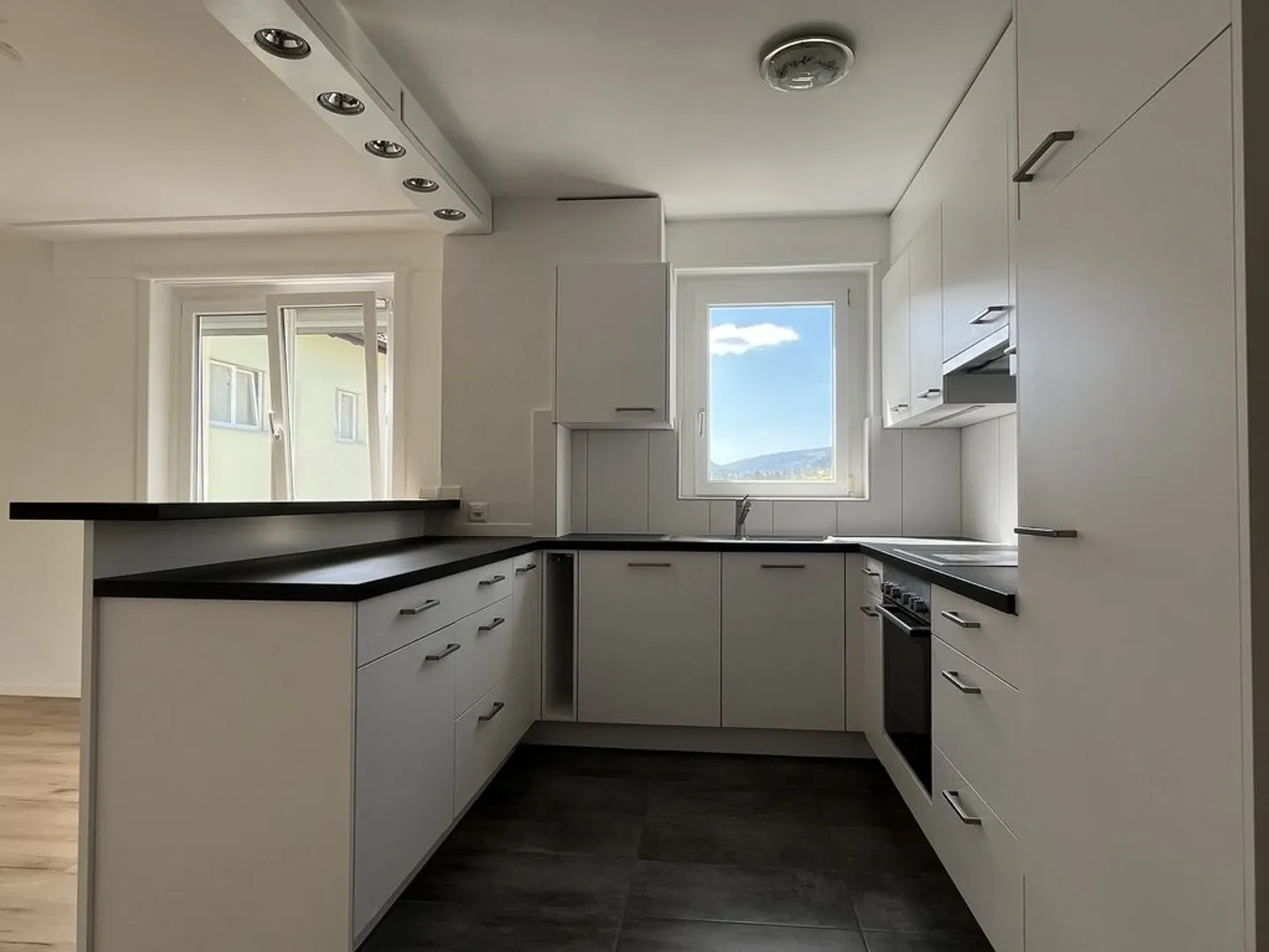 Apartment with 4.5 rooms for rent on the 1st floor in Malleray! - Photo 3 of 8