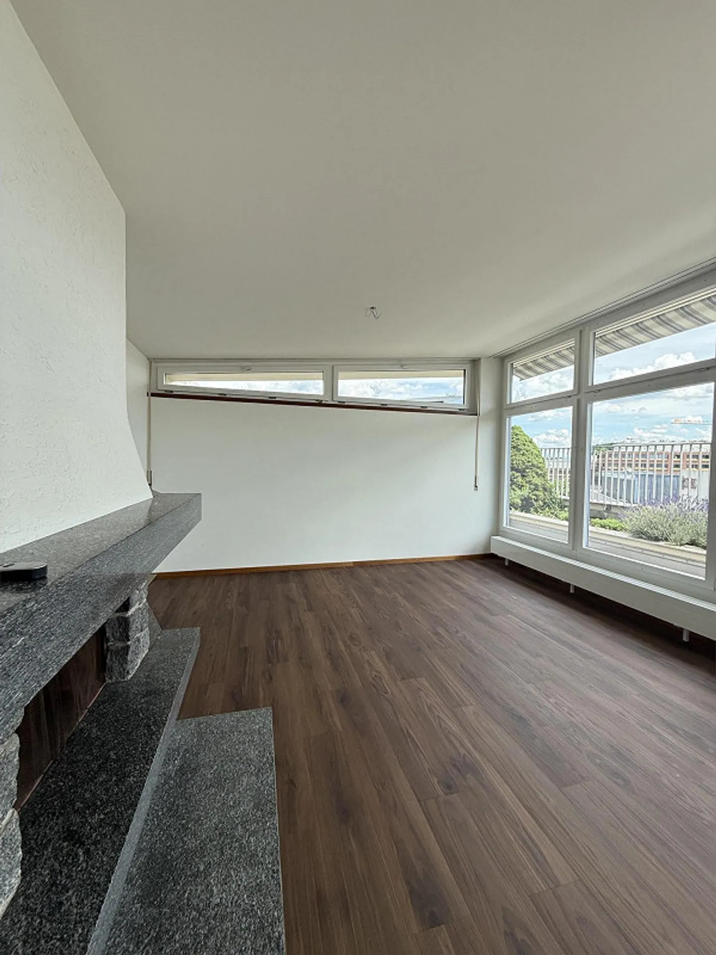 Appartement penthouse spacieux de 5,5 pièces au cœur de Kloten - Photo 3 sur 11