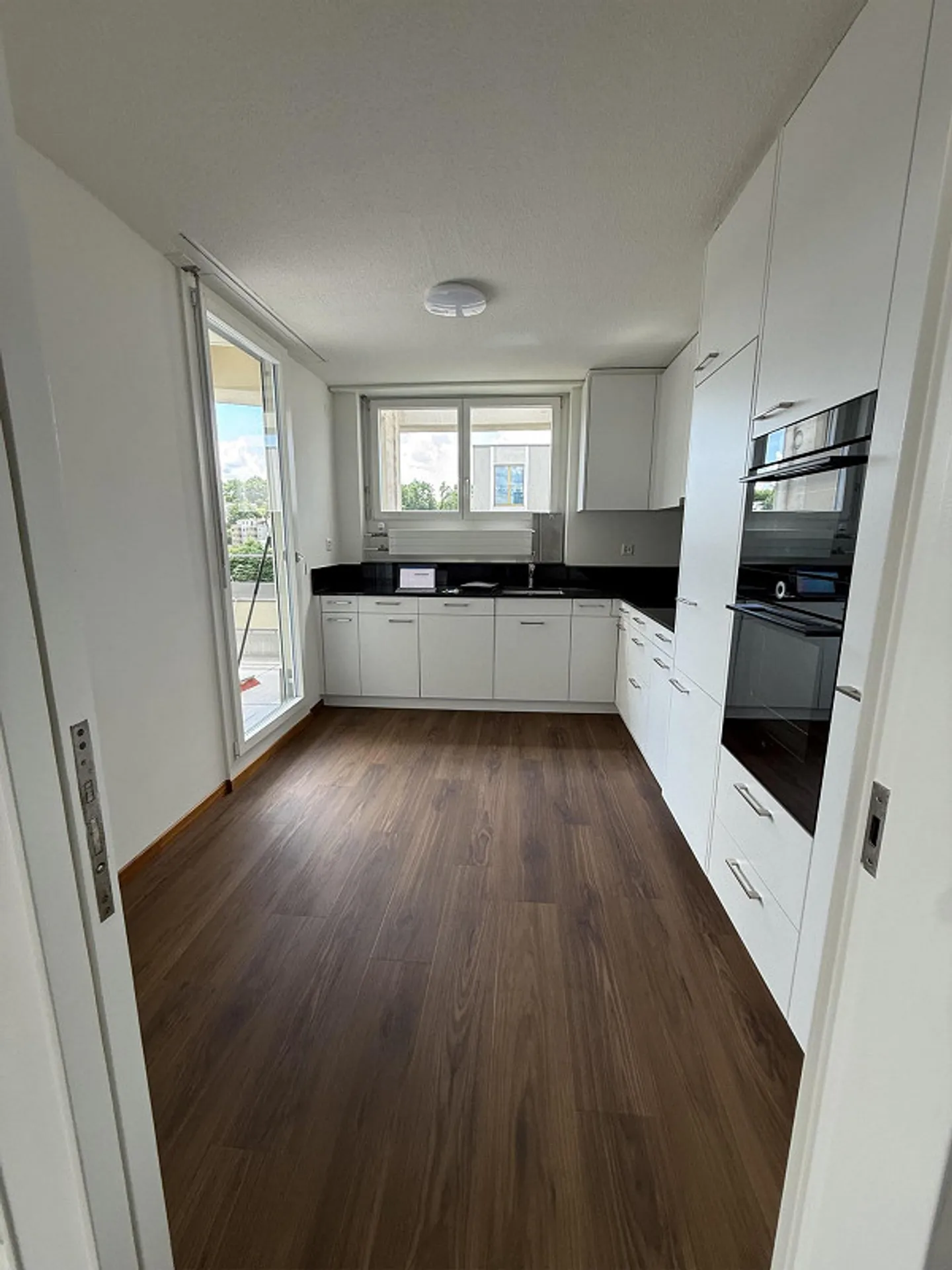 Appartement penthouse spacieux de 5,5 pièces au cœur de Kloten - Photo 2 sur 11