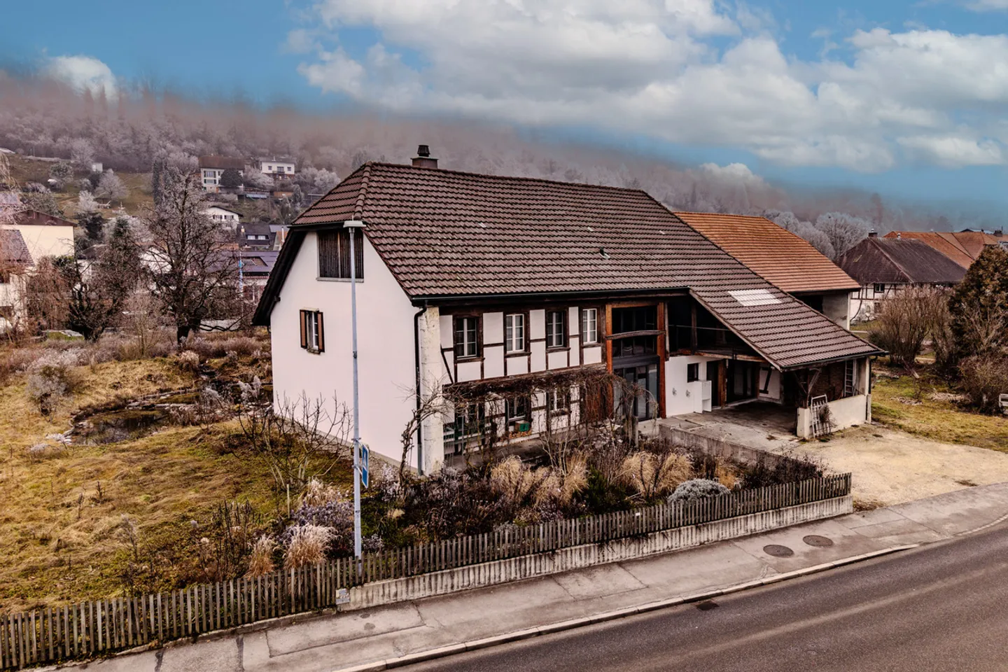 Propriété modernisée avec style pour deux parties - Photo 1 sur 9