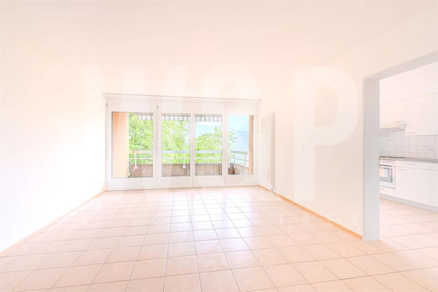 Geräumige 5.5 Zimmer mit Terrasse in der Nähe von Lugano - bis zu 3 kostenlose Monatsmieten - Foto 2 von 13