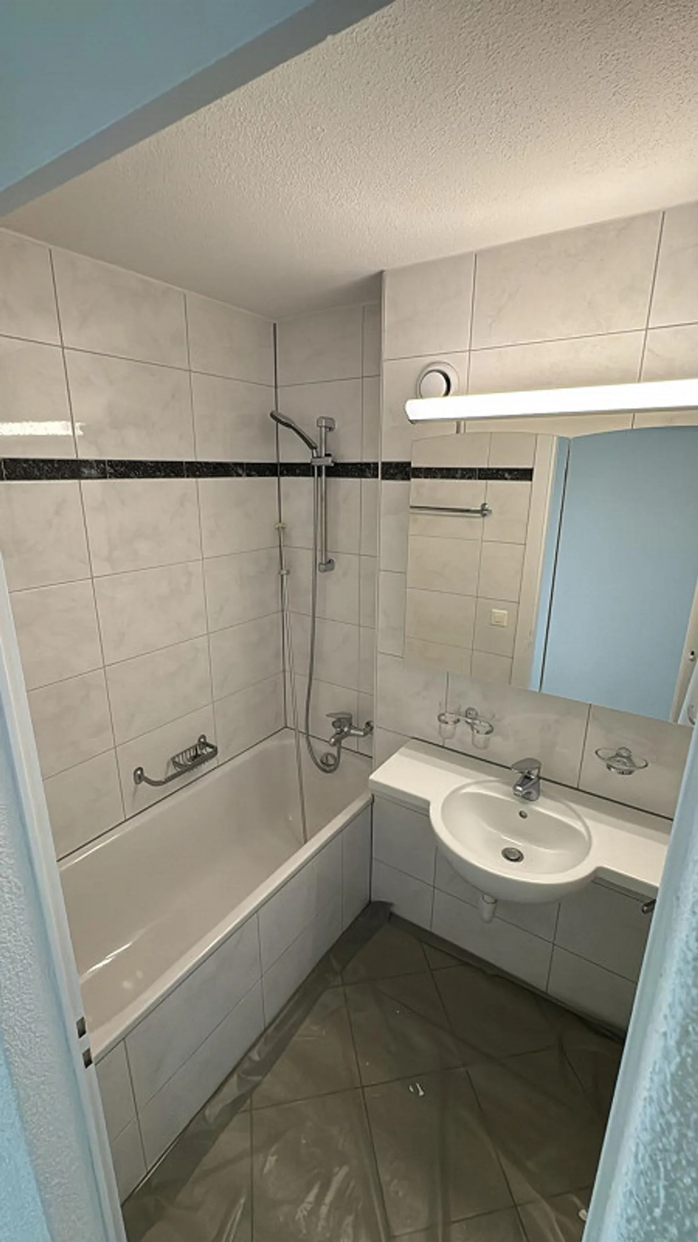 Appartement 3 pièces dans un quartier résidentiel calme à Zug - Photo 2 sur 9