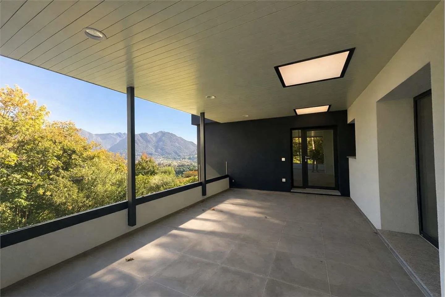 Modern Villa amidst greenery - Photo 8 of 9