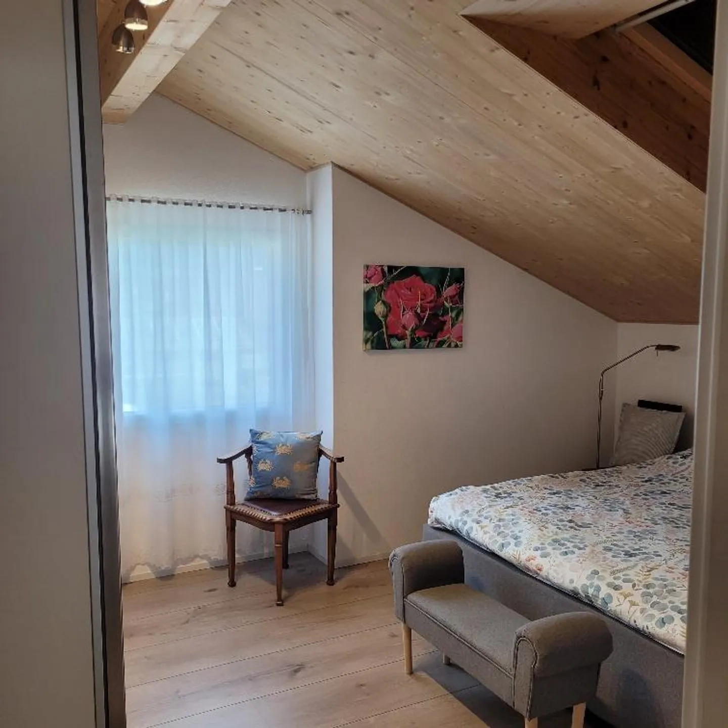Appartement sous les combles de 3,5 pièces avec une belle vue - Photo 3 sur 4