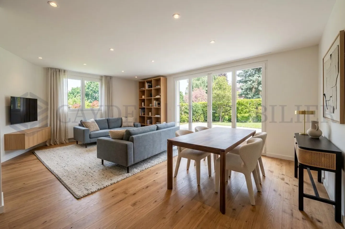 Large 7-room villa with beautiful sunny garden - Photo 2 of 15