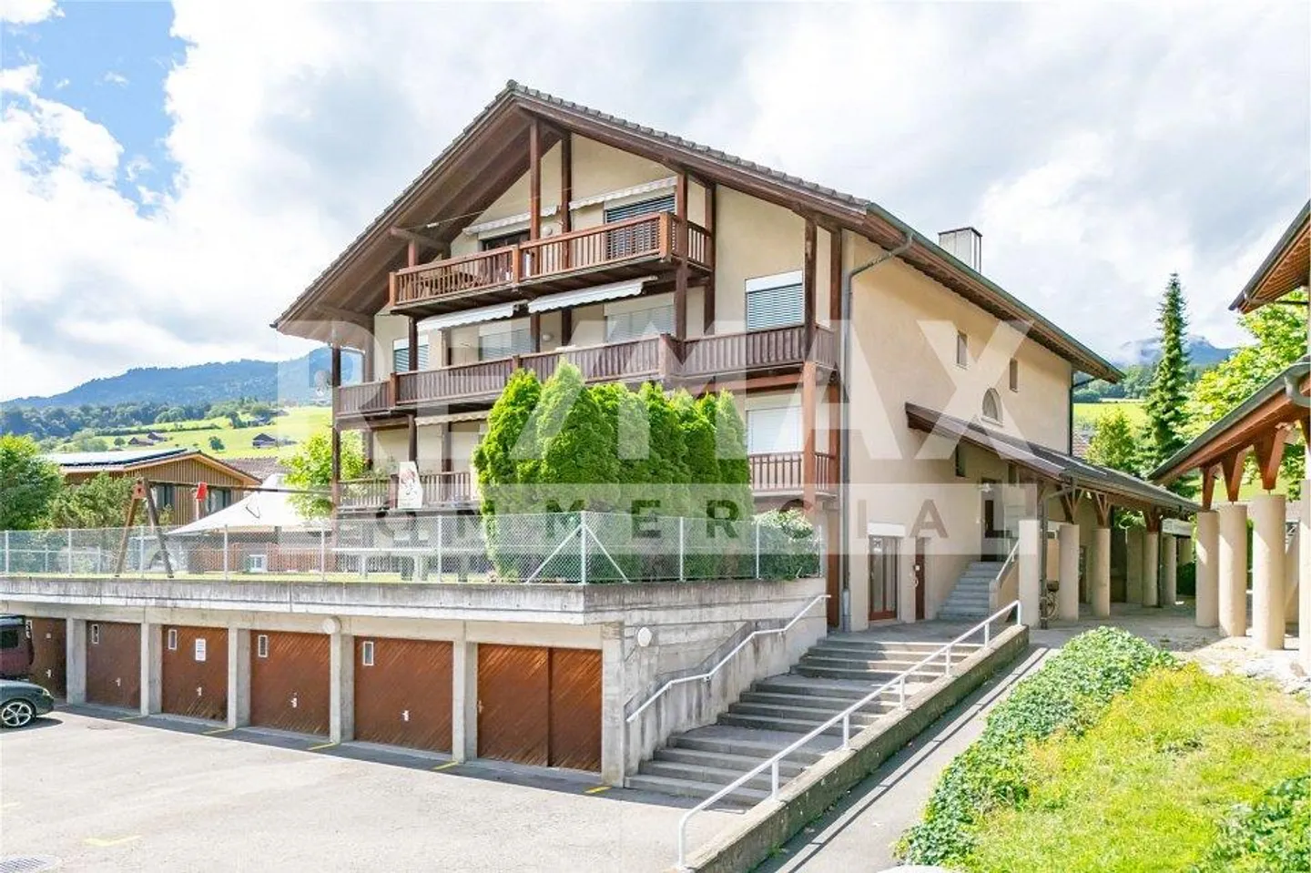 Ampio spazio commerciale nel STWE nella zona centrale di Kägiswil - Foto 1 di 13